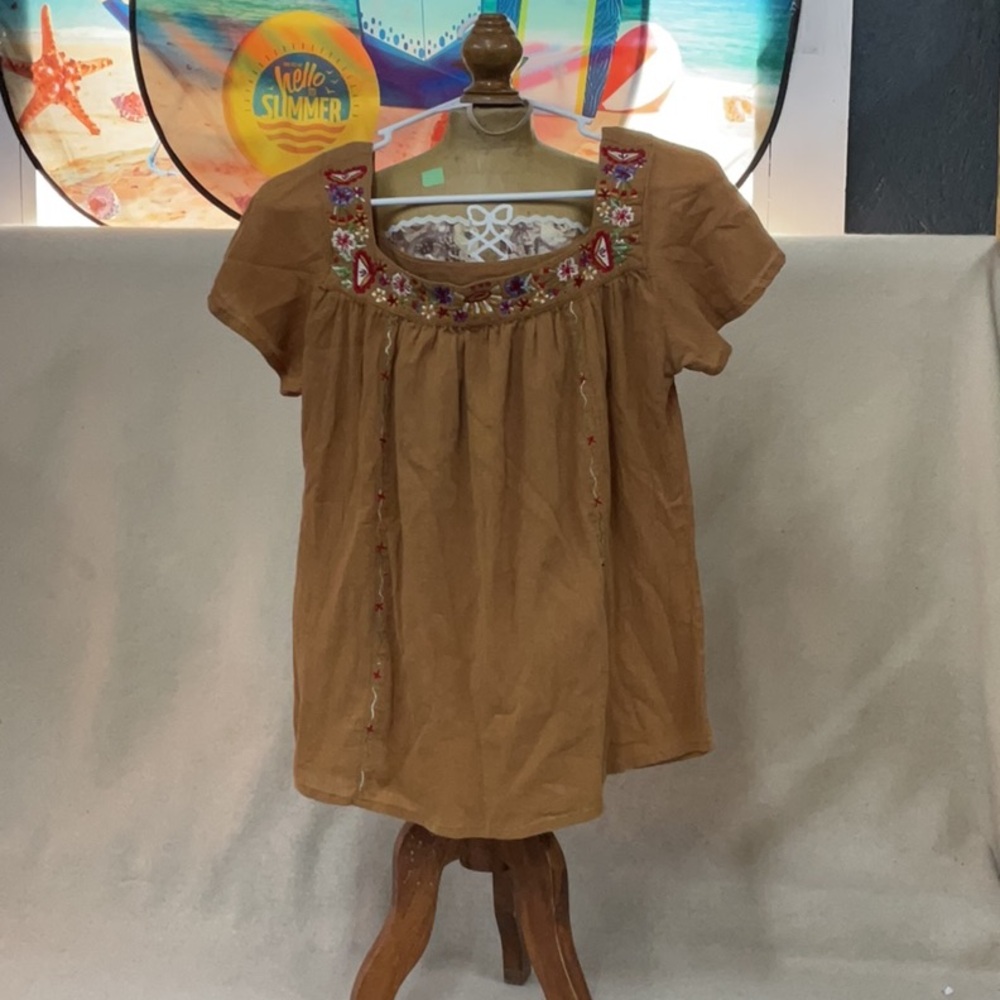 EUC Woman’s short sleeve Geeta shirt